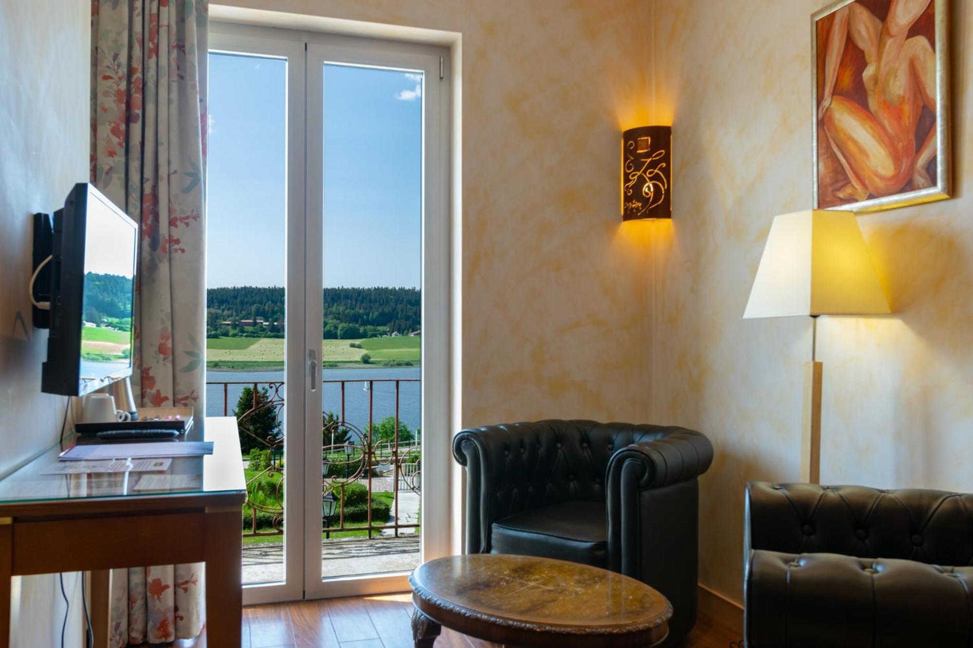 Hotel-Restaurant Le Lac Malbuisson Exterior photo